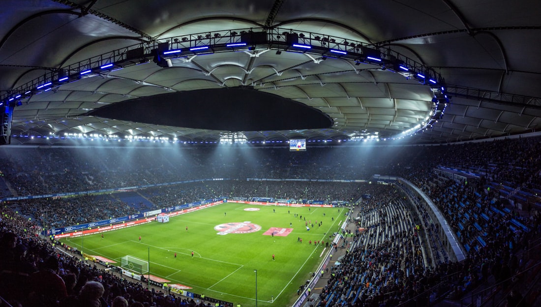 Stadion sepak bola saat pertandingan malam