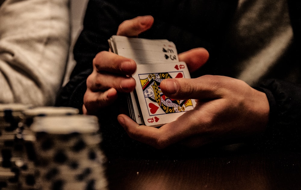 Kartu king poker di atas meja hijau