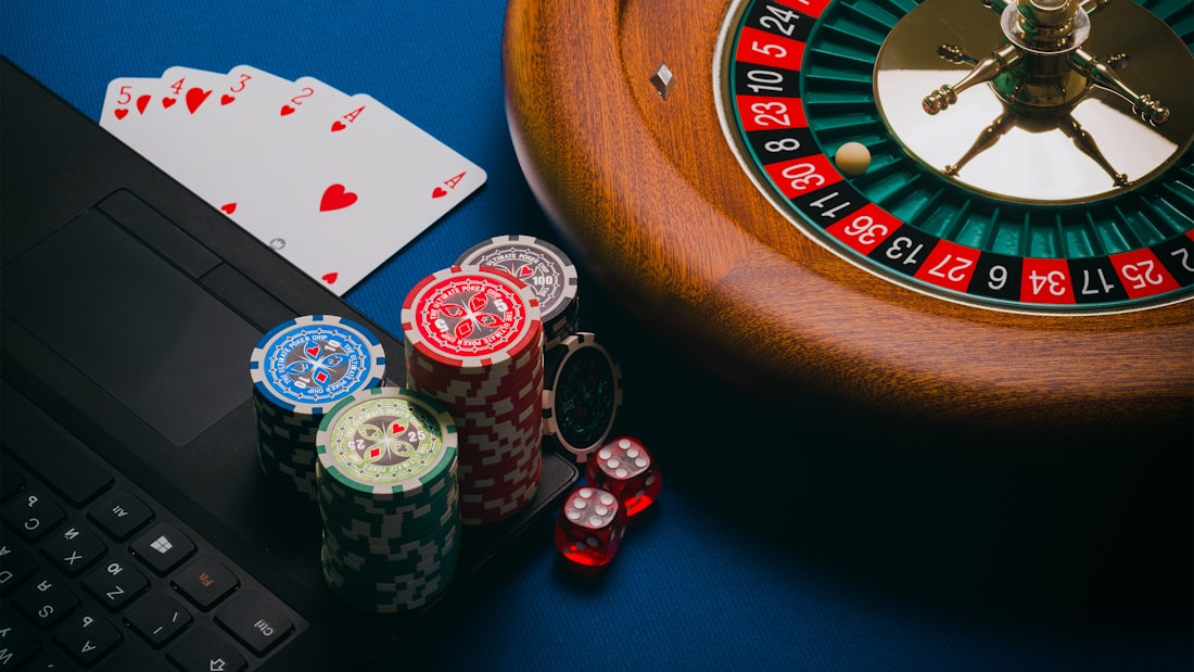Roda roulette dan tumpukan chip kasino