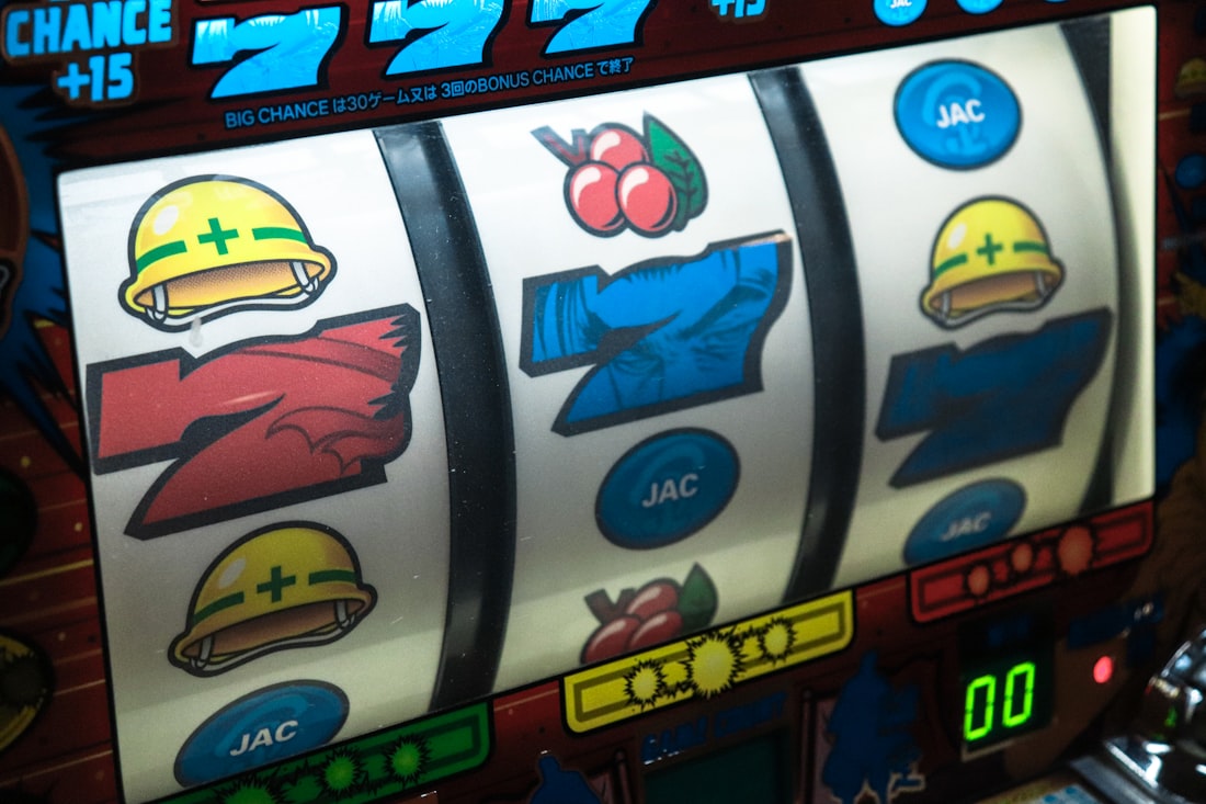 Mesin slot dengan simbol tujuh di layar