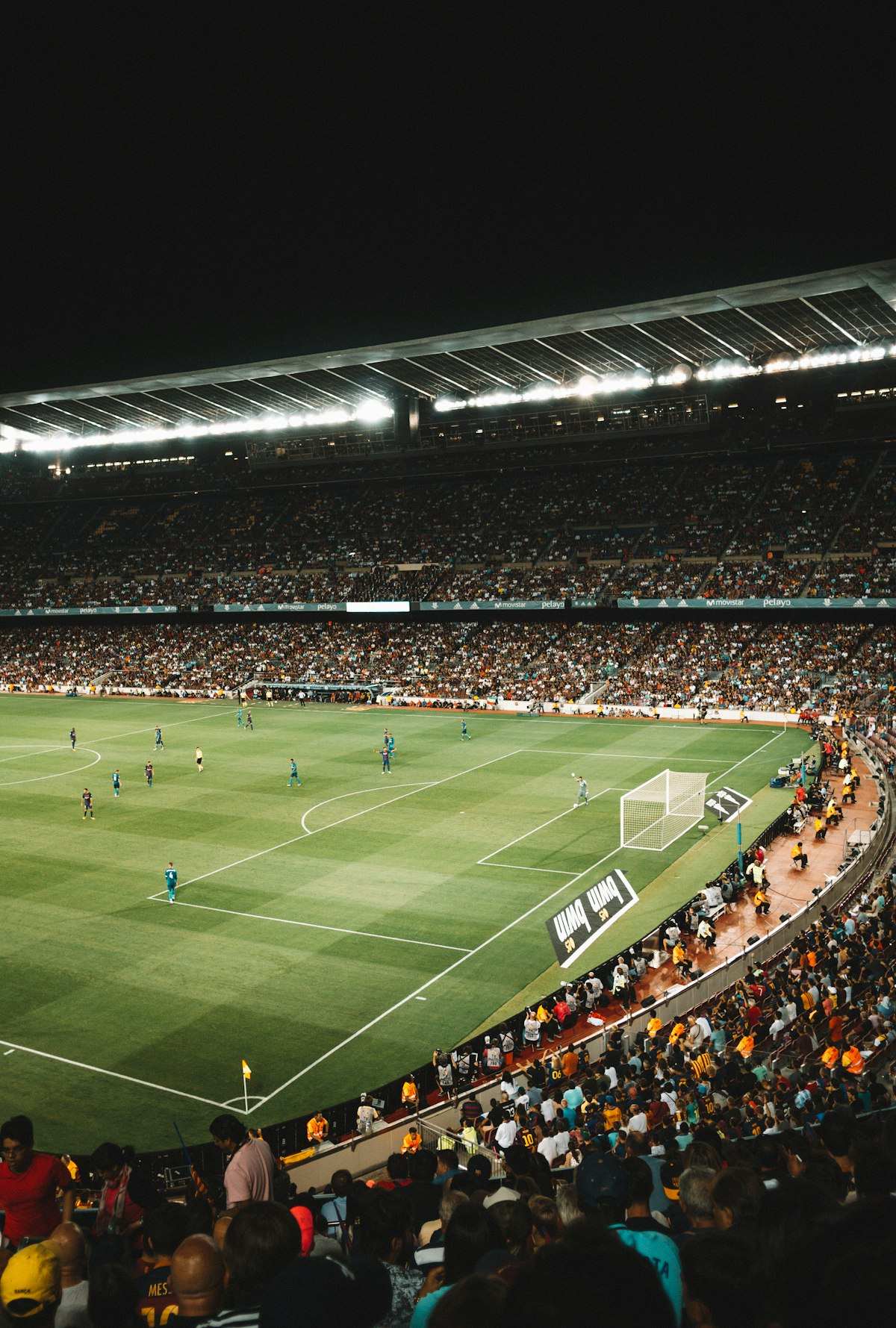 Pertandingan sepak bola malam di stadion